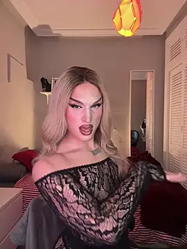 Snapshot of lacattiva chatting on 12.21.25 lacattiva online show from 12.21.25