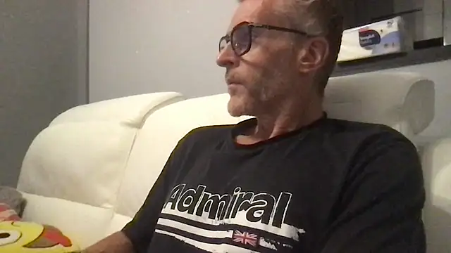 Snapshot of Axl_hot chatting on 09.11.25 Axl hot online show from 09.11.25