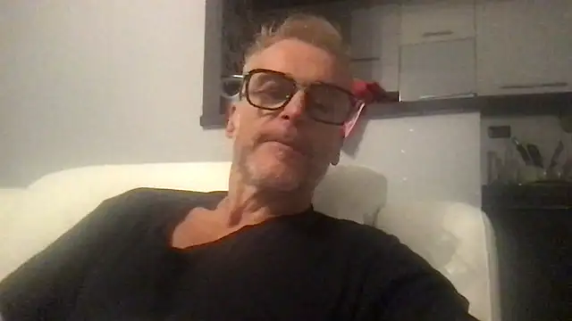 Snapshot of Axl_hot chatting on 09.22.25 Axl hot online show from 09.22.25