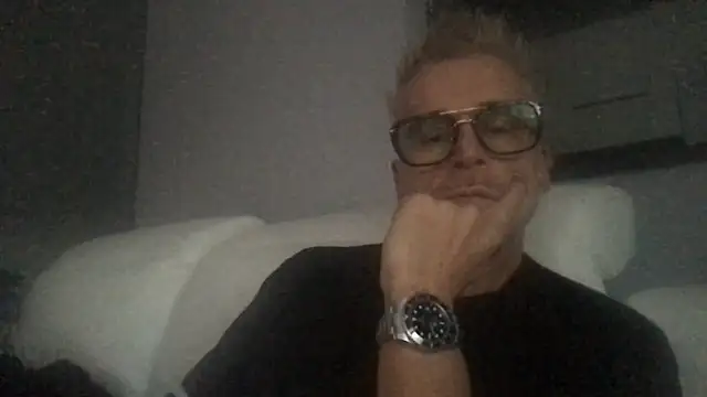 Snapshot of Axl_hot chatting on 09.25.25 Axl hot online show from 09.25.25