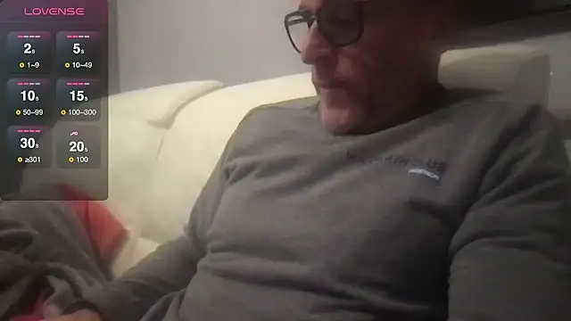 Snapshot of Axl_hot chatting on 10.10.25 Axl hot online show from 10.10.25