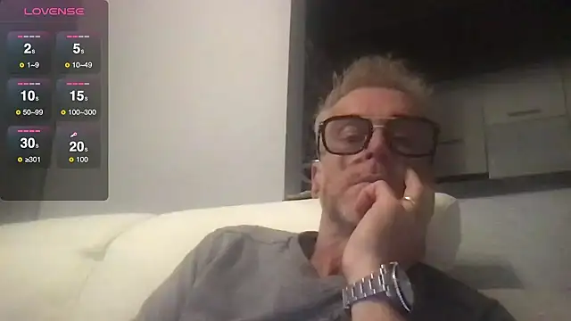 Snapshot of Axl_hot chatting on 10.11.25 Axl hot online show from 10.11.25