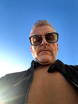 Snapshot of Axl_hot chatting on 11.05.25 Axl hot online show from 11.05.25