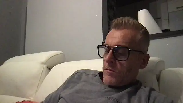 Snapshot of Axl_hot chatting on 11.08.25 Axl hot online show from 11.08.25