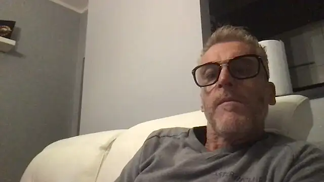 Snapshot of Axl_hot chatting on 11.14.25 Axl hot online show from 11.14.25