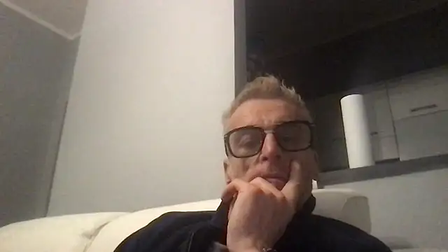 Snapshot of Axl_hot chatting on 11.22.25 Axl hot online show from 11.22.25