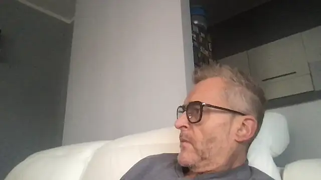 Snapshot of Axl_hot chatting on 11.23.25 Axl hot online show from 11.23.25