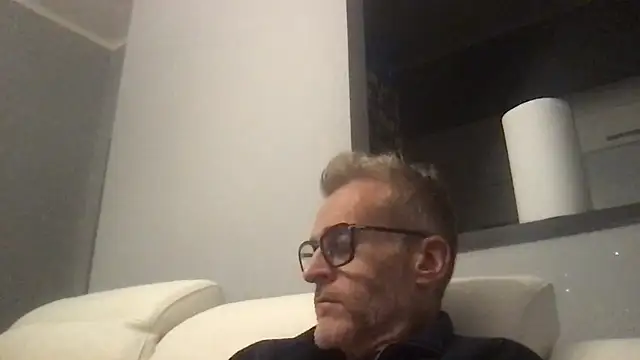 Snapshot of Axl_hot chatting on 11.28.25 Axl hot online show from 11.28.25