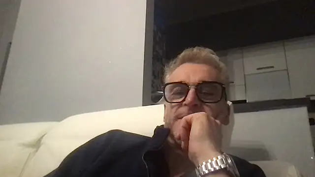 Snapshot of Axl_hot chatting on 12.04.25 Axl hot online show from 12.04.25