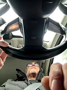 Snapshot of Axl_hot chatting on 12.20.25 Axl hot online show from 12.20.25