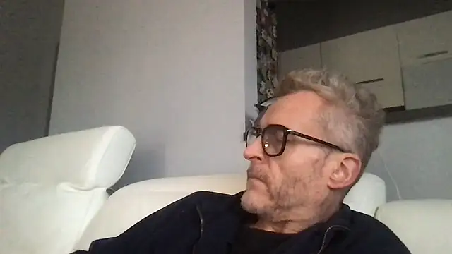 Snapshot of Axl_hot chatting on 01.10.26 Axl hot online show from 01.10.26