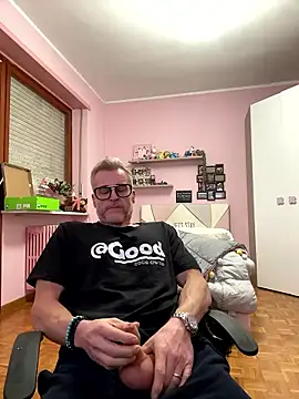 Snapshot of Axl_hot chatting on 01.11.26 Axl hot online show from 01.11.26