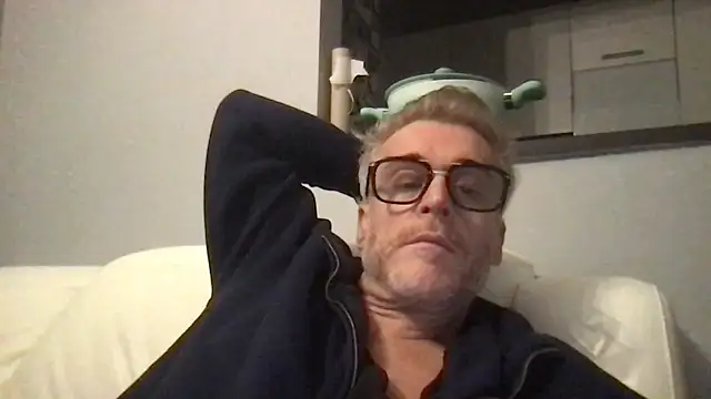 Snapshot of Axl_hot chatting on 02.10.26 Axl hot online show from 02.10.26