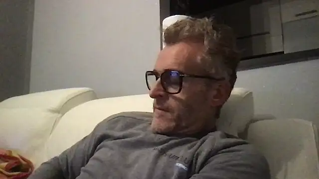 Snapshot of Axl_hot chatting on 02.12.26 Axl hot online show from 02.12.26