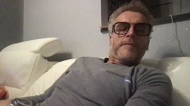 Snapshot of Axl_hot chatting on 02.17.26 Axl hot online show from 02.17.26