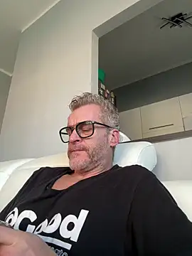 Snapshot of Axl_hot chatting on 02.18.26 Axl hot online show from 02.18.26