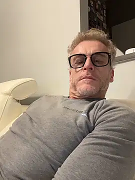 Snapshot of Axl_hot chatting on 02.18.26 Axl hot online show from 02.18.26