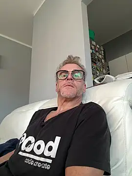 Snapshot of Axl_hot chatting on 02.19.26 Axl hot online show from 02.19.26