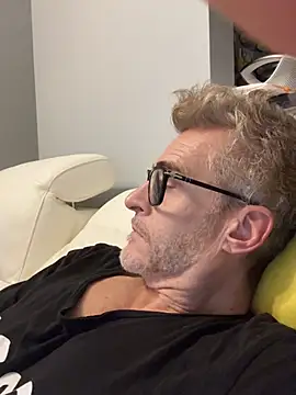 Snapshot of Axl_hot chatting on 02.20.26 Axl hot online show from 02.20.26