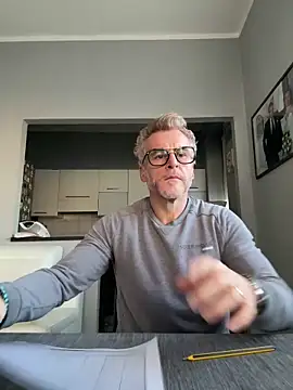 Snapshot of Axl_hot chatting on 02.20.26 Axl hot online show from 02.20.26