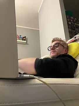 Snapshot of Axl_hot chatting on 02.20.26 Axl hot online show from 02.20.26