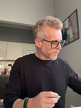 Snapshot of Axl_hot chatting on 02.21.26 Axl hot online show from 02.21.26