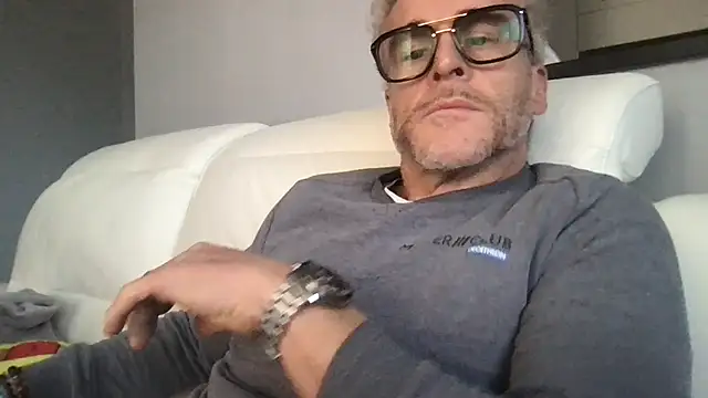 Snapshot of Axl_hot chatting on 02.23.26 Axl hot online show from 02.23.26