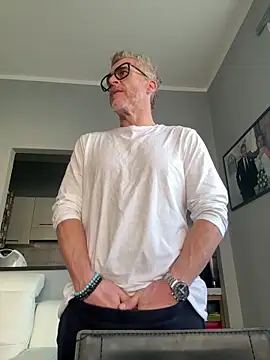 Snapshot of Axl_hot chatting on 02.24.26 Axl hot online show from 02.24.26