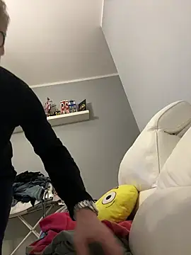 Snapshot of Axl_hot chatting on 02.25.26 Axl hot online show from 02.25.26