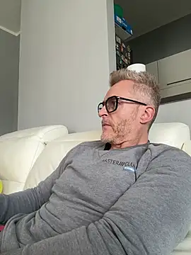 Snapshot of Axl_hot chatting on 03.04.26 Axl hot online show from 03.04.26