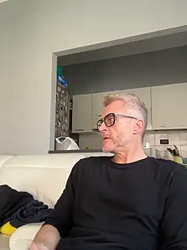 Snapshot of Axl_hot chatting on 03.12.26 Axl hot online show from 03.12.26