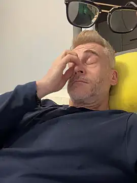 Snapshot of Axl_hot chatting on 03.13.26 Axl hot online show from 03.13.26