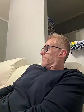 Snapshot of Axl_hot chatting on 03.16.26 Axl hot online show from 03.16.26