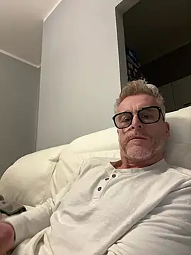 Snapshot of Axl_hot chatting on 03.18.26 Axl hot online show from 03.18.26