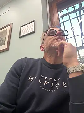 Snapshot of Axl_hot chatting on 03.20.26 Axl hot online show from 03.20.26