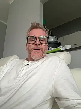 Snapshot of Axl_hot chatting on 03.22.26 Axl hot online show from 03.22.26