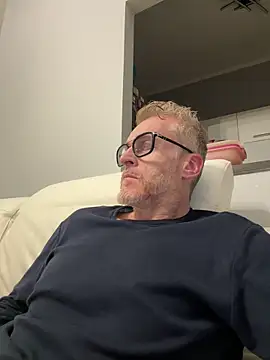 Snapshot of Axl_hot chatting on 03.26.26 Axl hot online show from 03.26.26