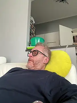 Snapshot of Axl_hot chatting on 03.28.26 Axl hot online show from 03.28.26