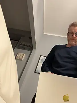 Snapshot of Axl_hot chatting on 03.29.26 Axl hot online show from 03.29.26