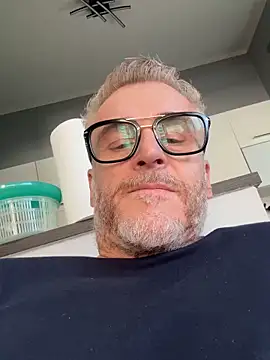 Snapshot of Axl_hot chatting on 03.29.26 Axl hot online show from 03.29.26