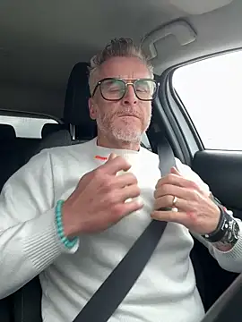 Snapshot of Axl_hot chatting on 04.01.26 Axl hot online show from 04.01.26