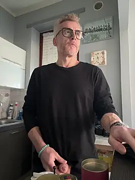 Snapshot of Axl_hot chatting on 04.04.26 Axl hot online show from 04.04.26