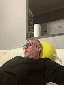 Snapshot of Axl_hot chatting on 04.04.26 Axl hot online show from 04.04.26