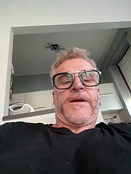 Snapshot of Axl_hot chatting on 04.05.26 Axl hot online show from 04.05.26