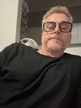 Snapshot of Axl_hot chatting on 04.05.26 Axl hot online show from 04.05.26