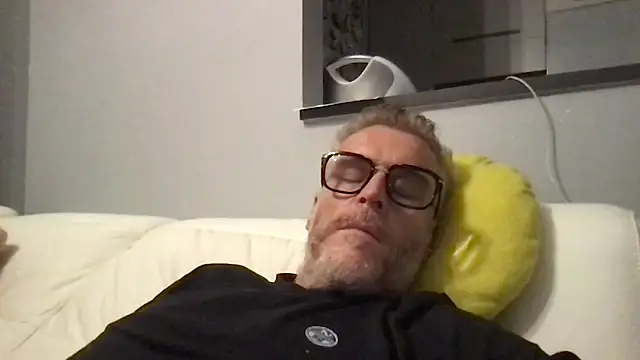 Axl hot online show from 05.04.26