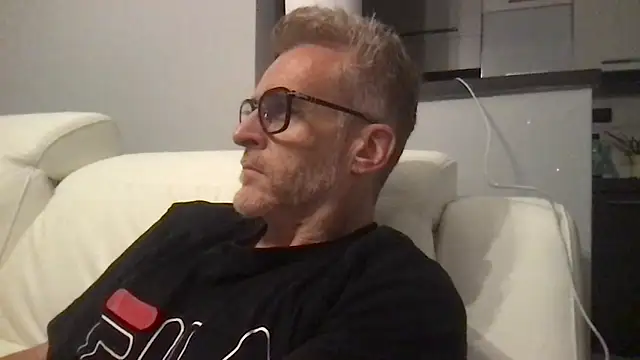 Axl hot online show from 05.08.26