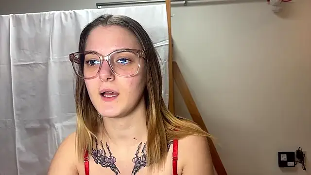 Snapshot of SuzyMiu chatting on 11.11.25 SuzyMiu online show from 11.11.25