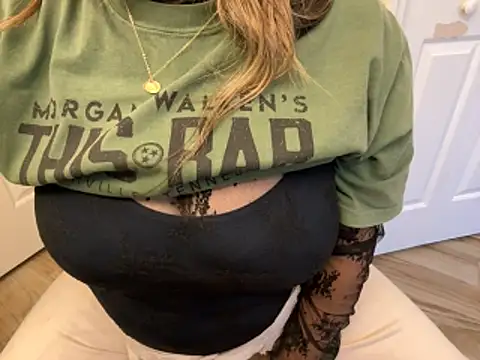 Snapshot of MissElizabethXoXo chatting on 11.16.25 MissElizabethXoXo online show from 11.16.25