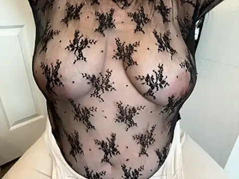 Snapshot of MissElizabethXoXo chatting on 11.29.25 MissElizabethXoXo online show from 11.29.25